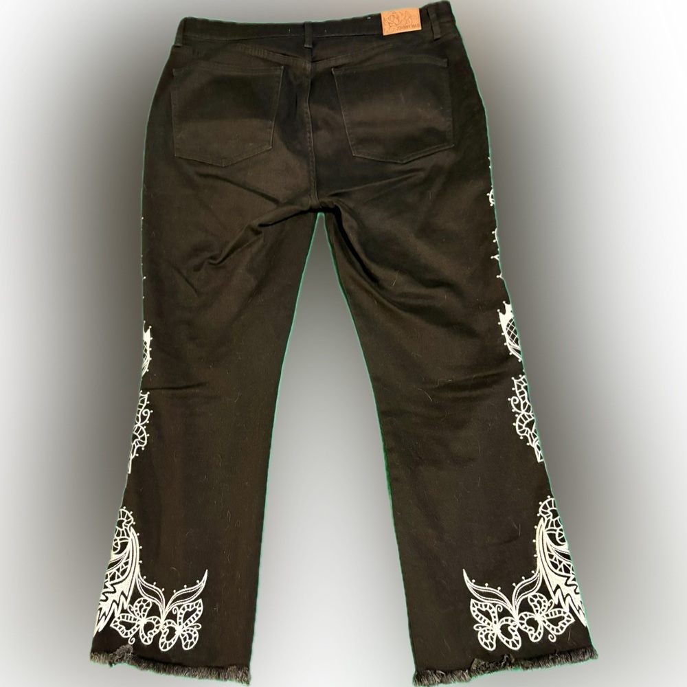 Johnny Was Embroidered Black Crop Jeans Sz 32 - Picture 3 of 9